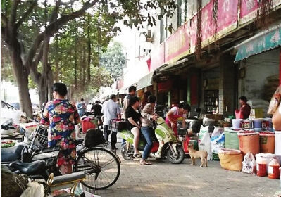 記者走訪(fǎng)幾家調味品店后發(fā)現，“大殼香粉”等產(chǎn)品已難尋蹤跡。東南快報
