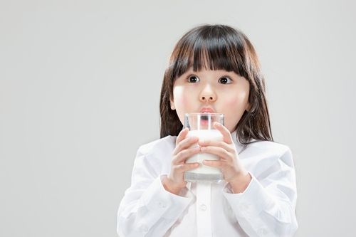 兒童奶被曝含多種添加劑 專(zhuān)家:3歲以下少喝